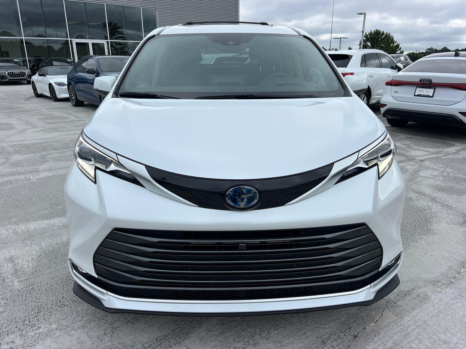 2023 Toyota Sienna Platinum photo 2
