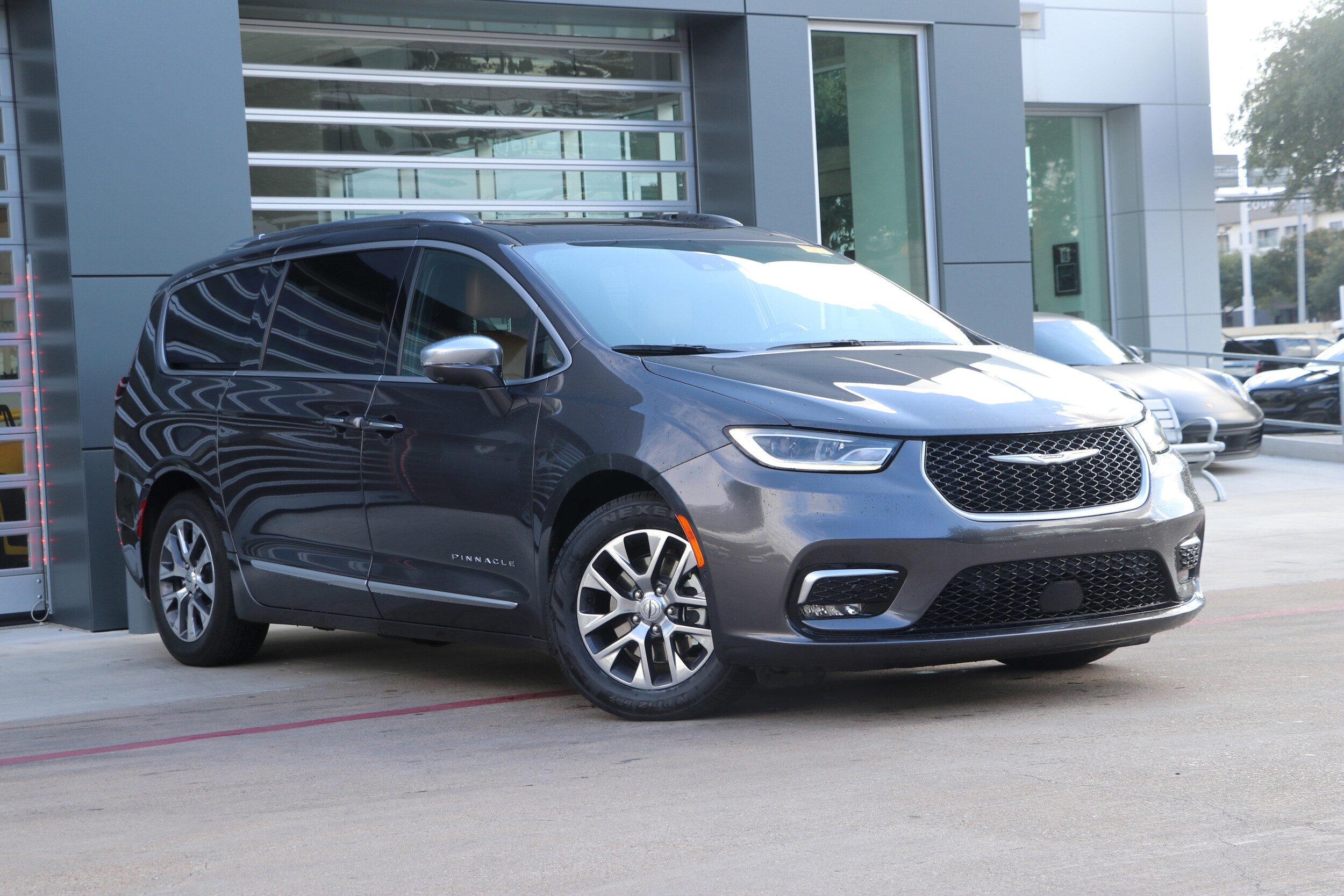 2022 Chrysler Pacifica Hybrid Pinnacle photo 2