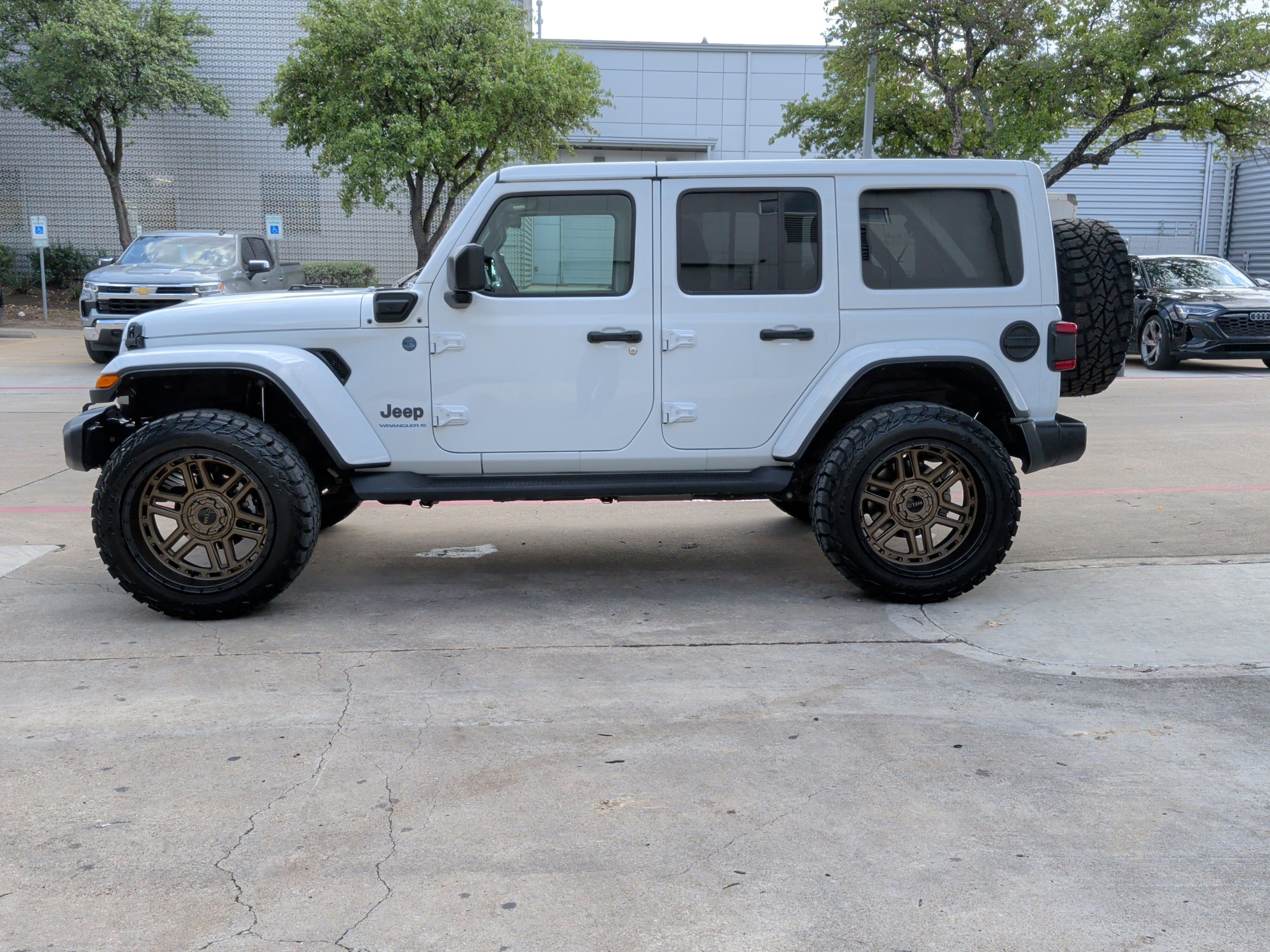 2025 Jeep Wrangler 4xe Sahara photo 5