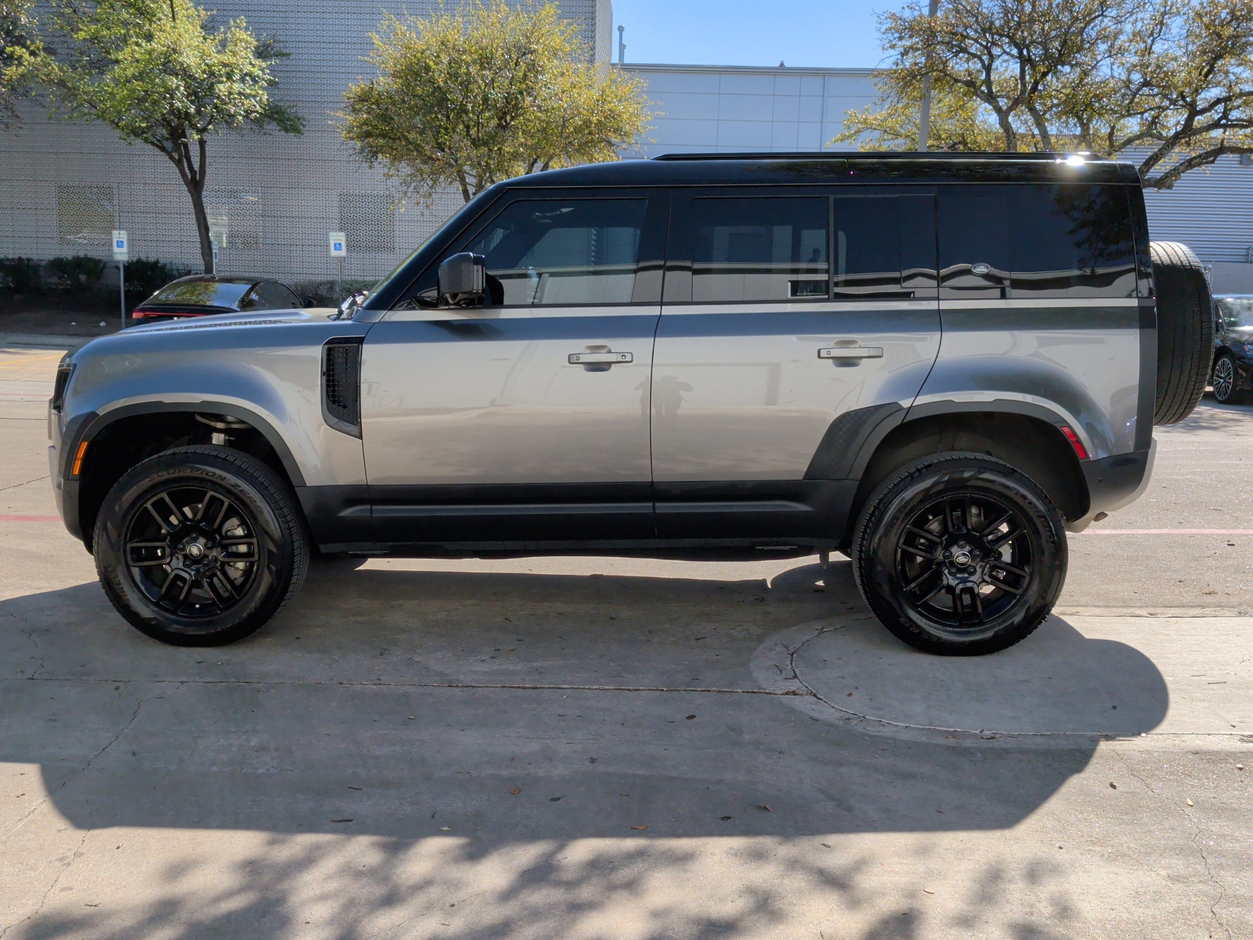 2024 Land Rover Defender S photo 5