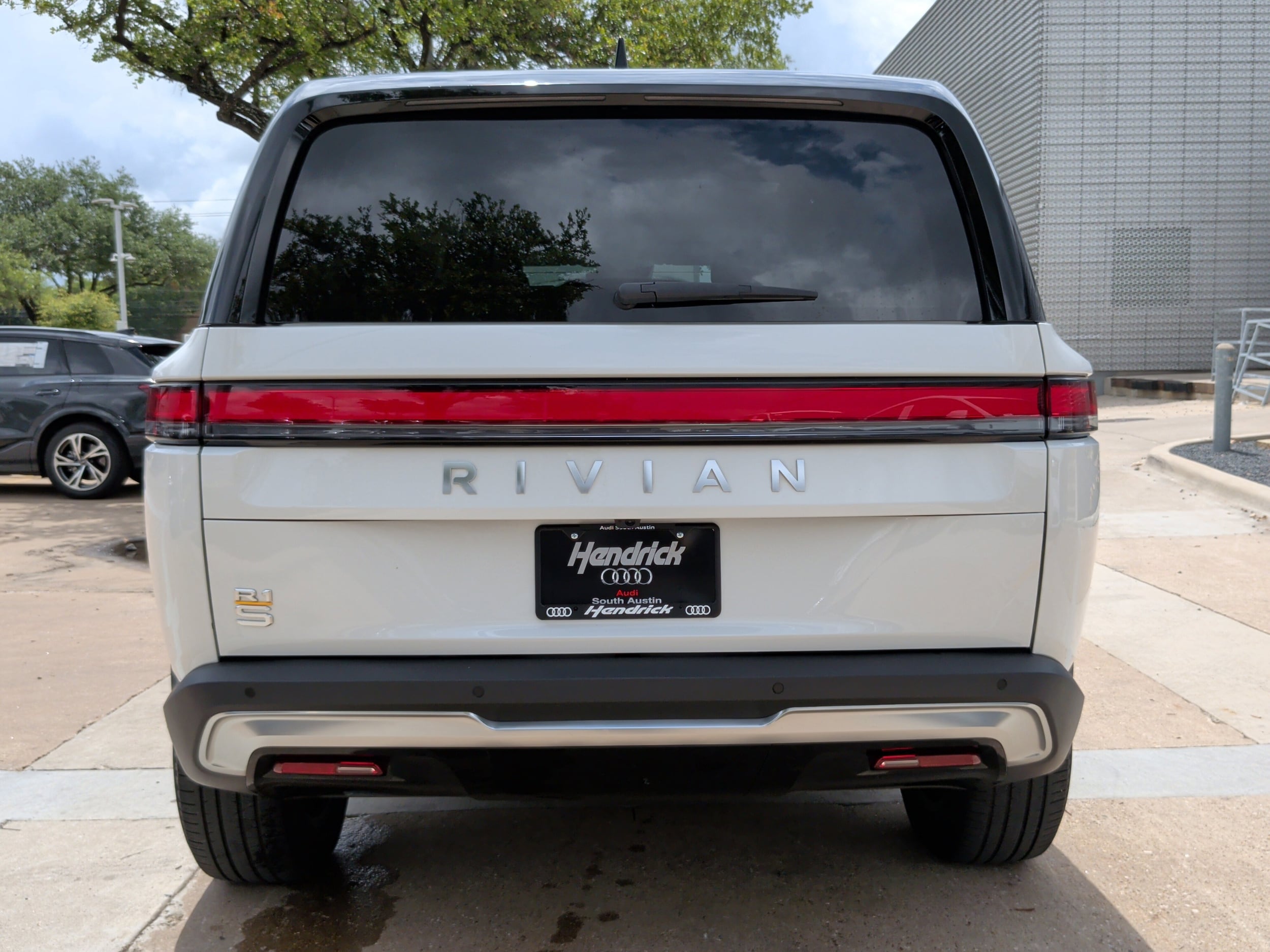 Rivian R1S Adventure Quad-Motor Large Pack