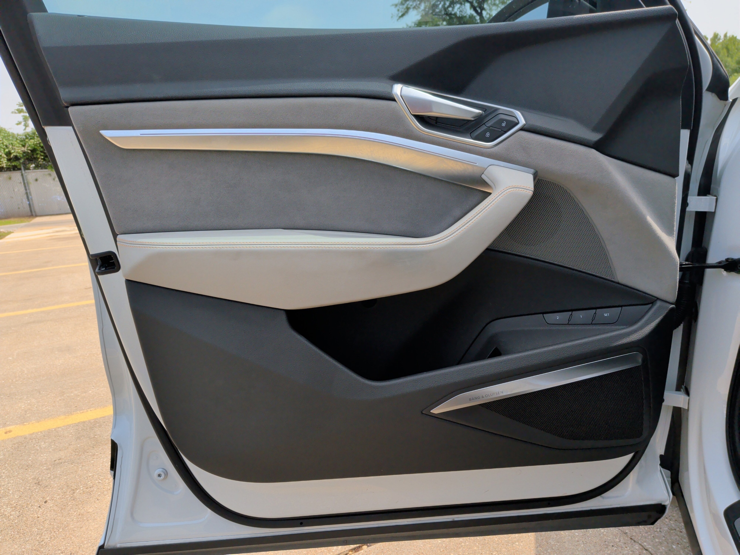 2024 Audi Q8 e-tron Prestige photo 3