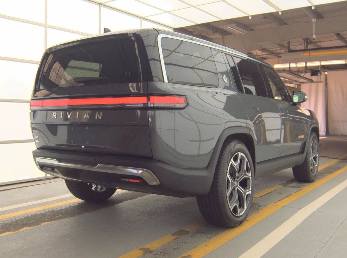 Rivian R1S Adventure Quad-Motor Large Pack