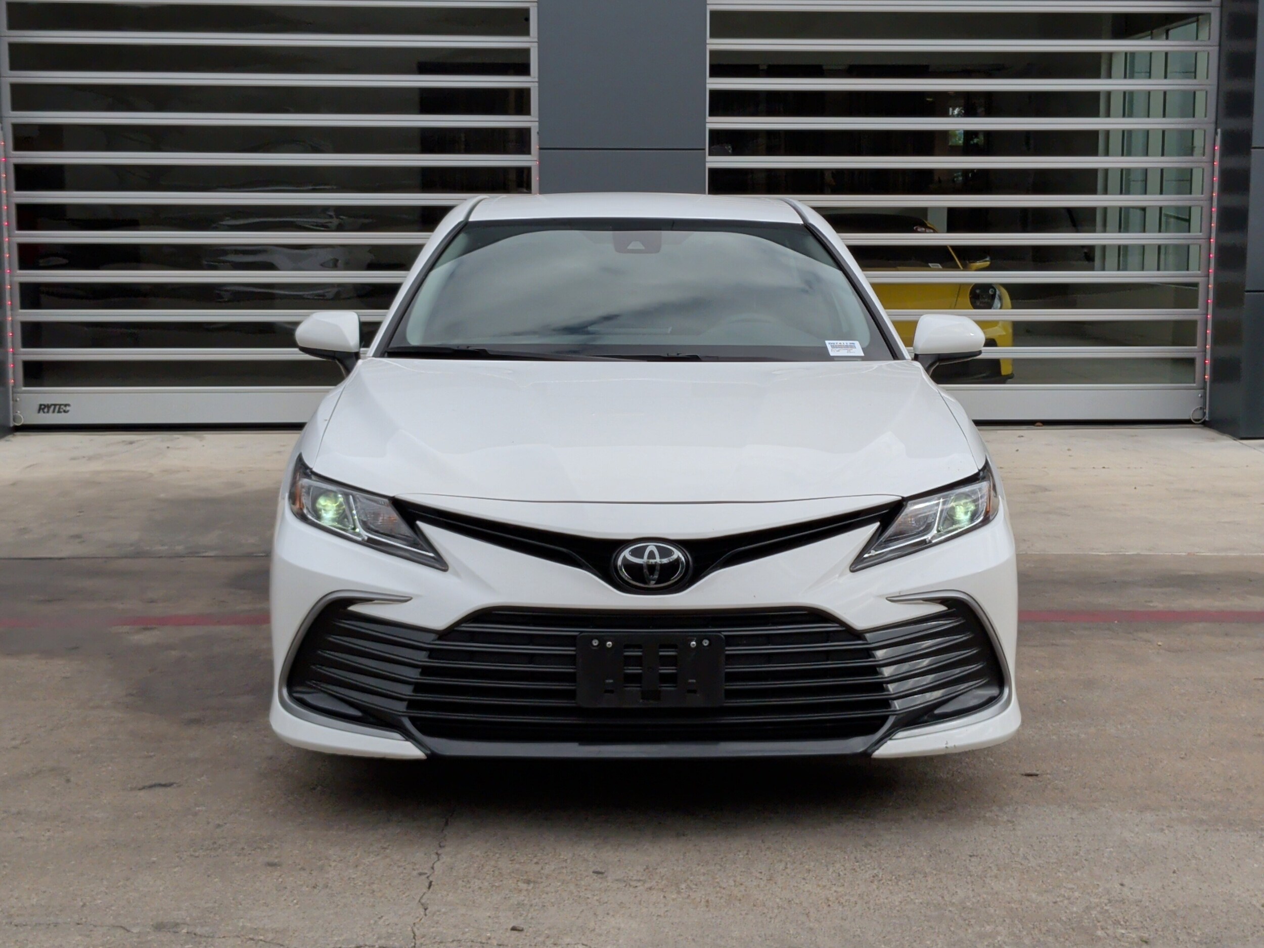 2022 Toyota Camry LE photo 2