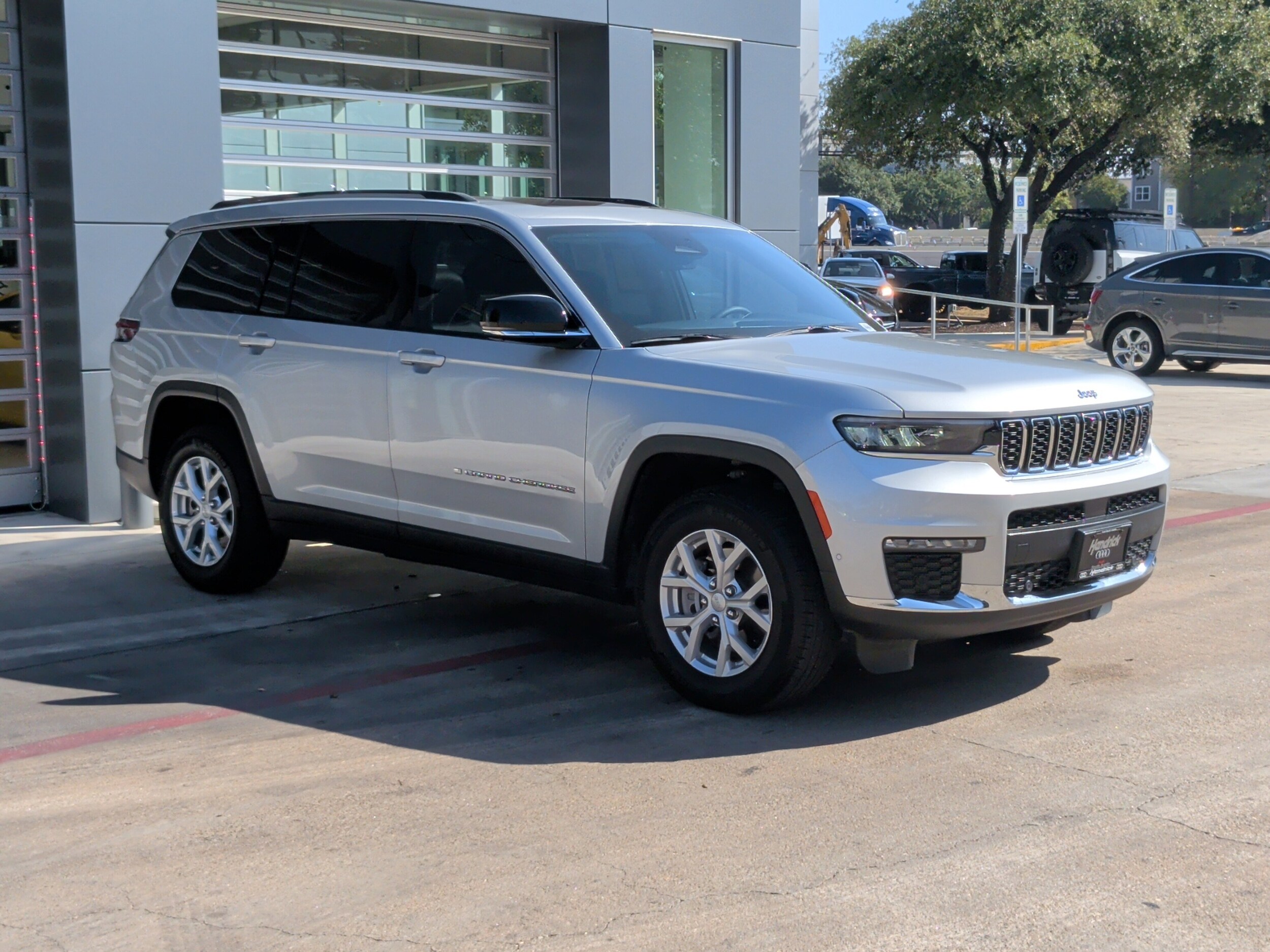 2023 Jeep Grand Cherokee Limited photo 2