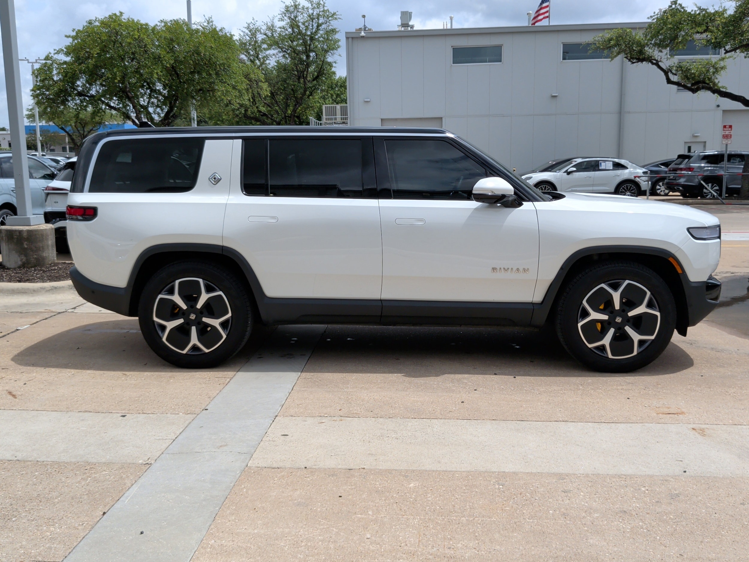 Rivian R1S Adventure Quad-Motor Large Pack