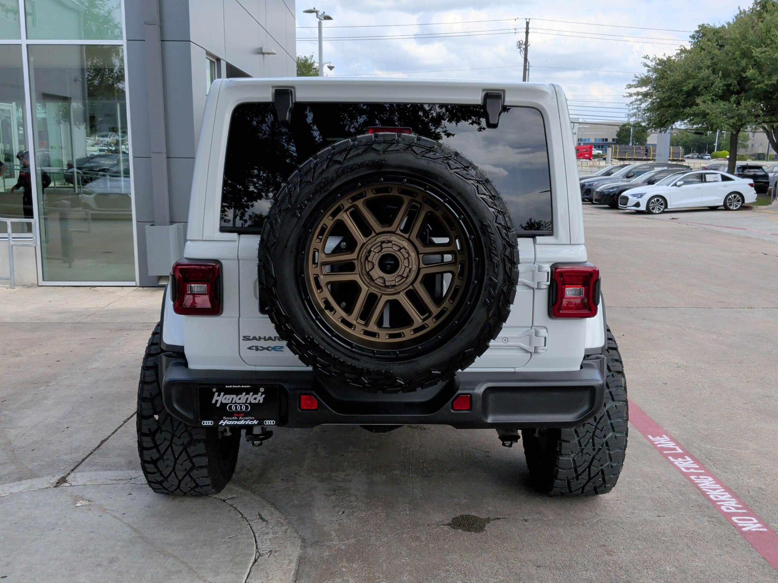 2025 Jeep Wrangler 4xe Sahara photo 3