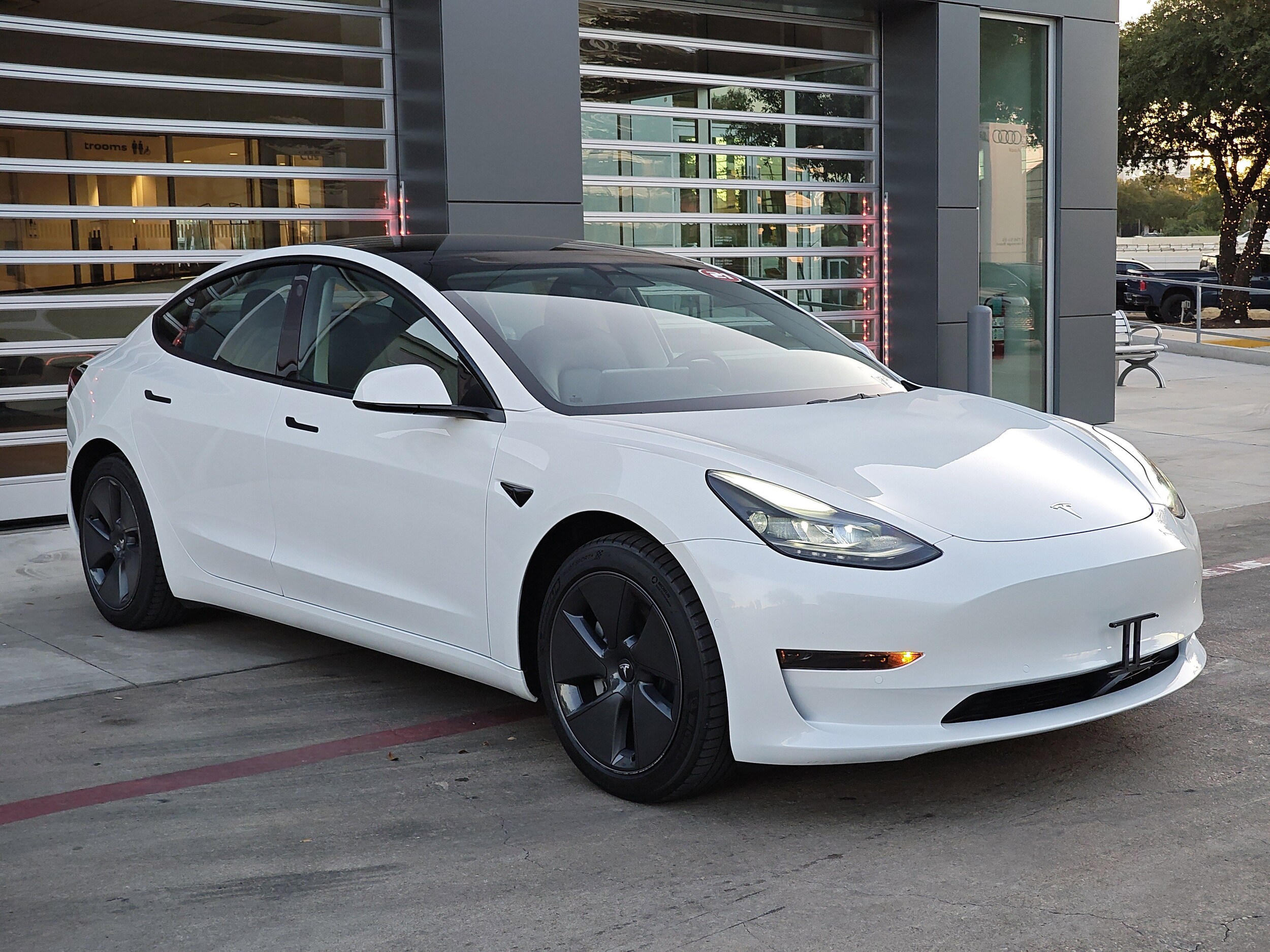 2021 Tesla Model 3 Standard Range Plus photo 2