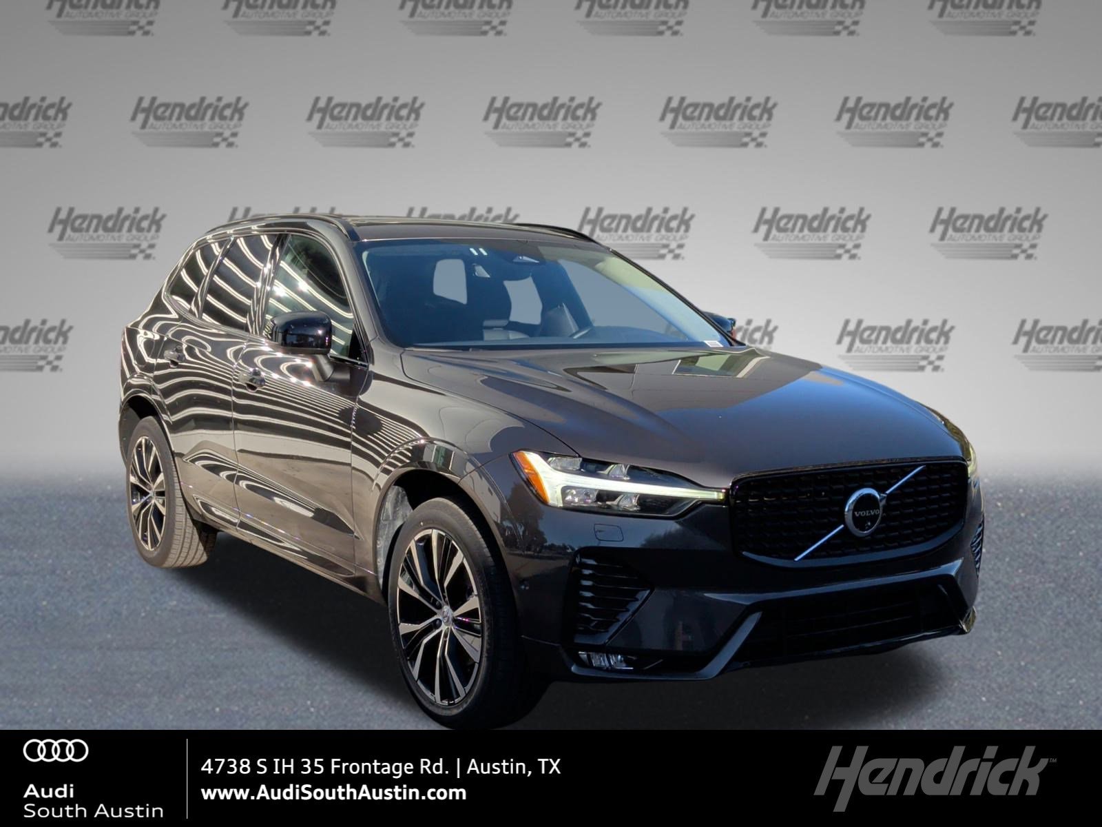 2025 Volvo XC60 Plus's photo