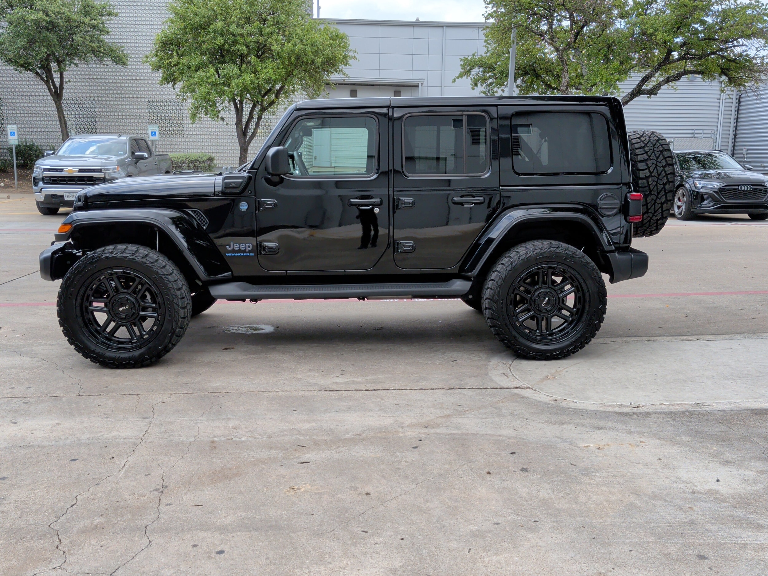 2025 Jeep Wrangler 4xe Sahara photo 6