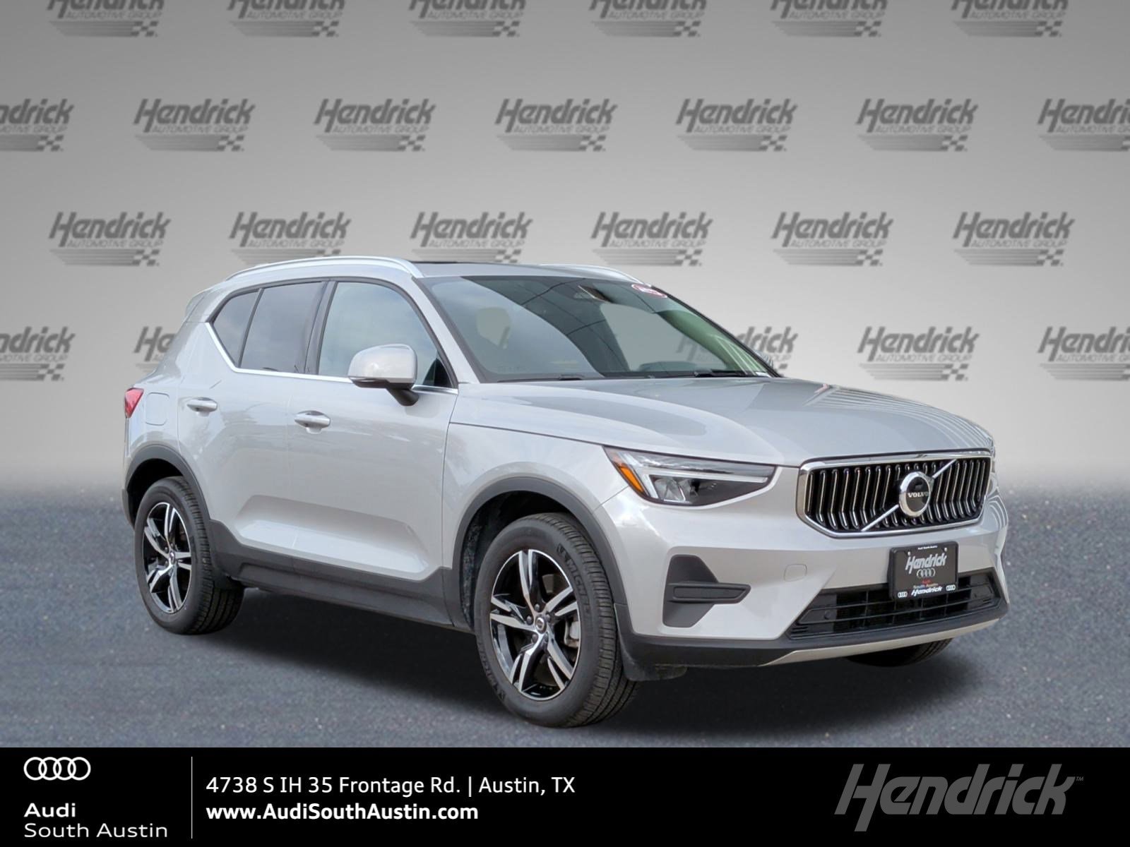 2025 Volvo XC40 Core's photo