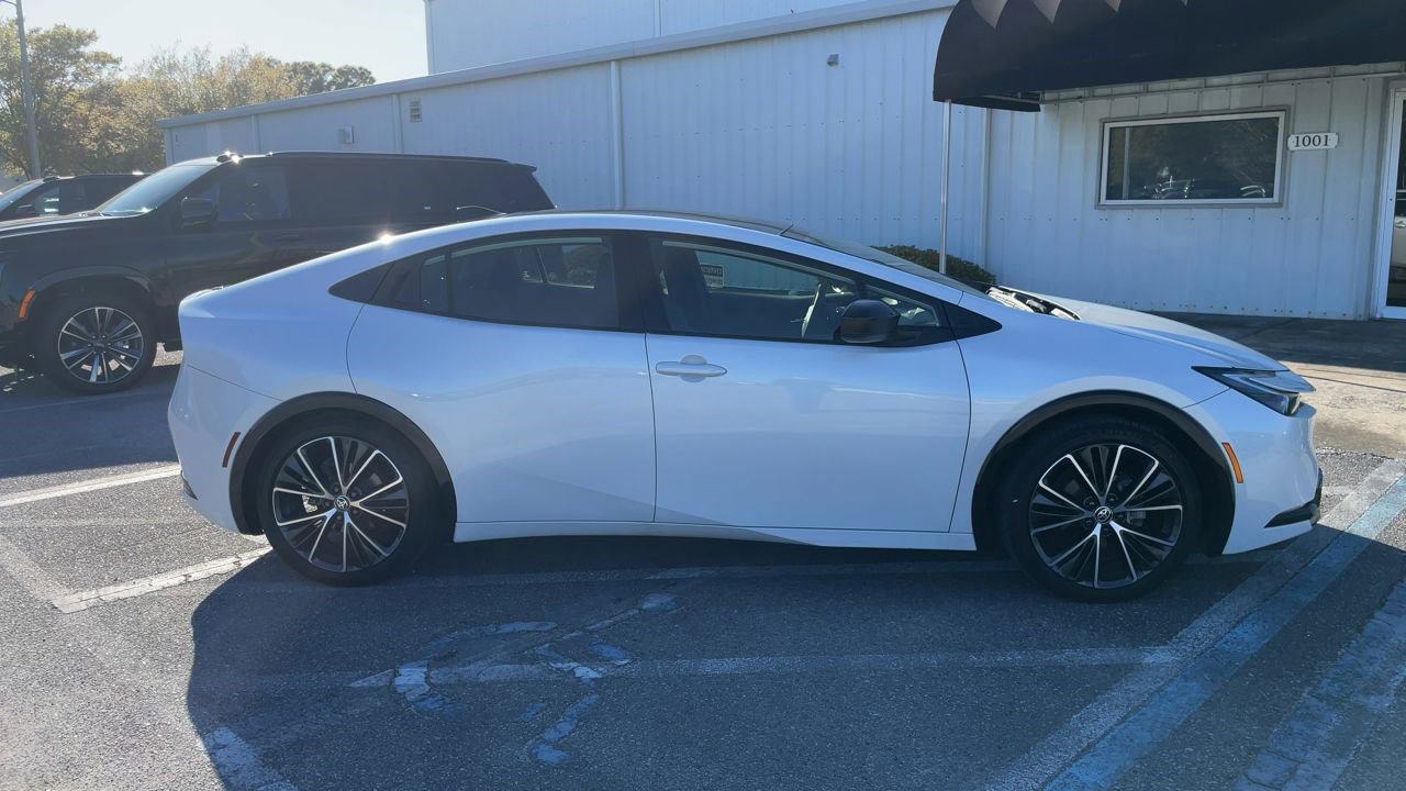 2024 Toyota Prius XLE photo 2