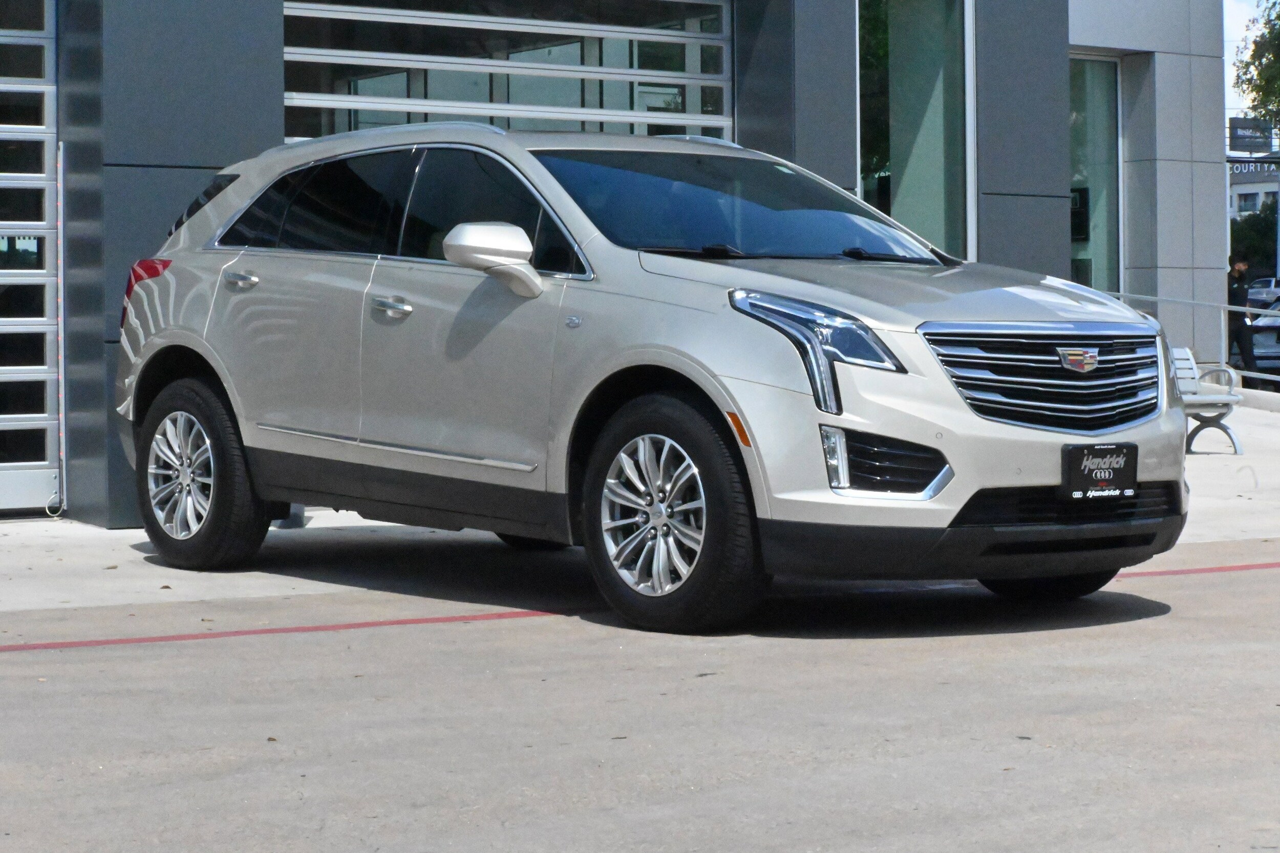 2017 Cadillac XT5 Luxury photo 2