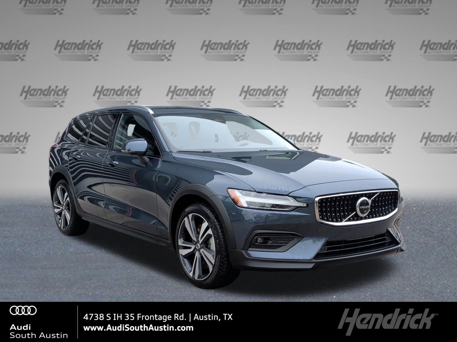 2025 Volvo V60 Cross Country Plus's photo