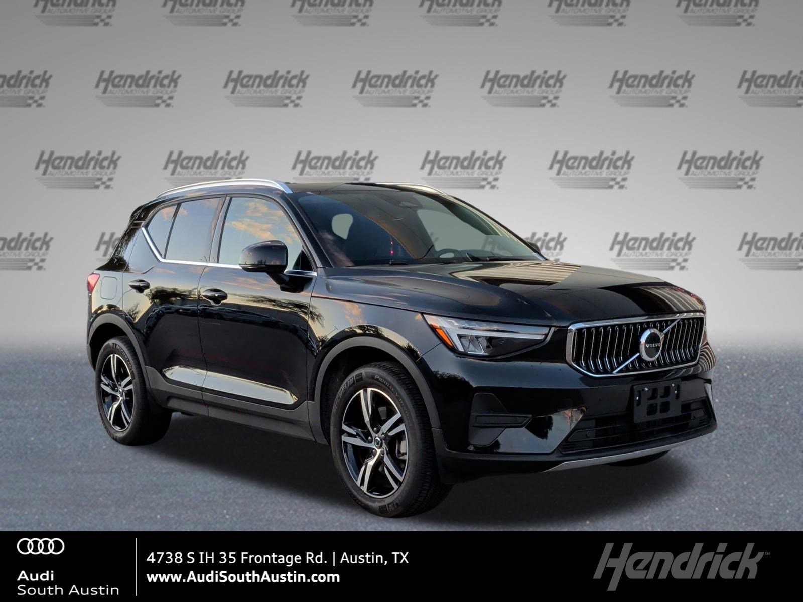 2025 Volvo XC40 Core's photo