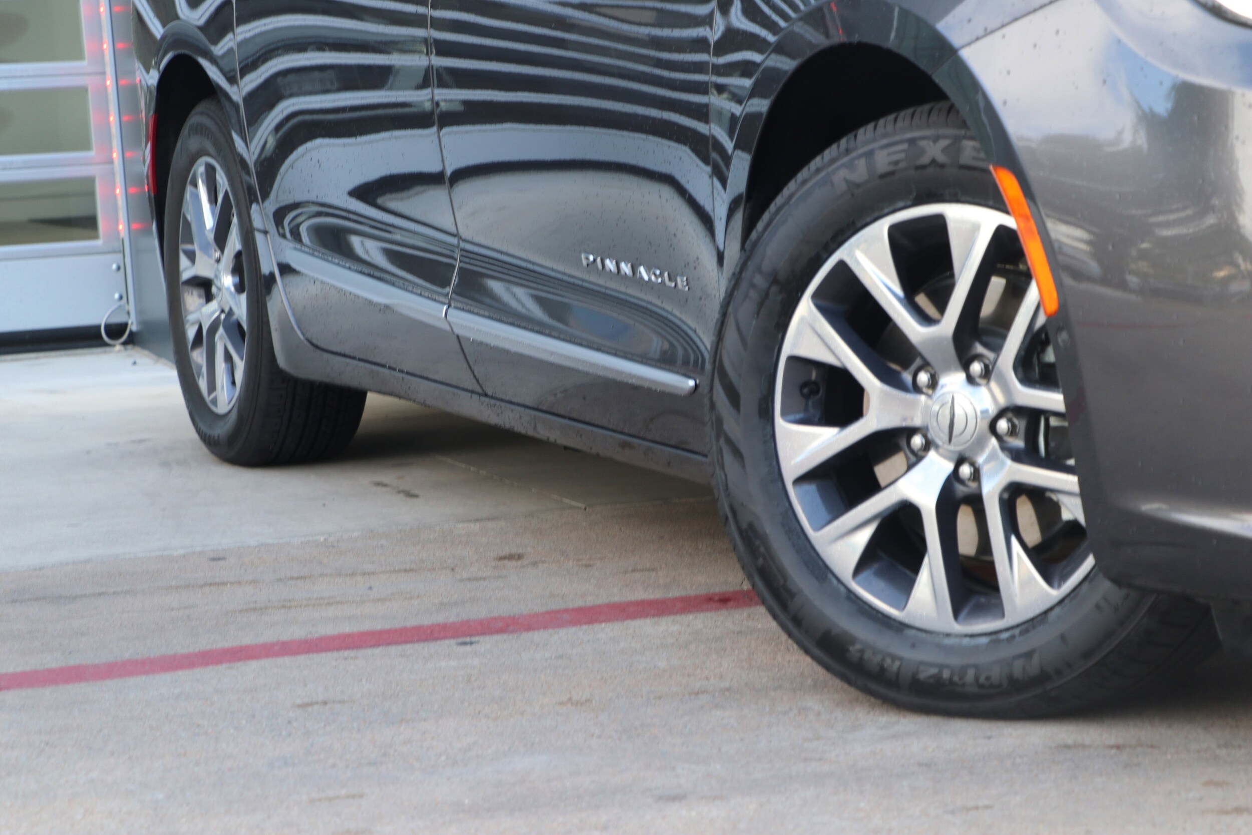 2022 Chrysler Pacifica Hybrid Pinnacle photo 3