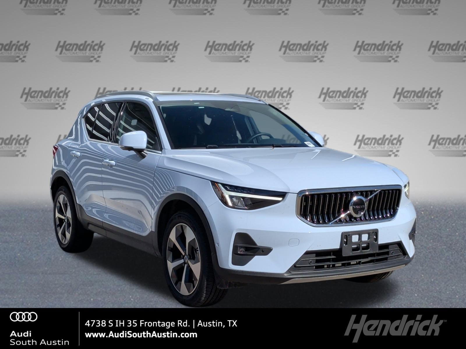 2025 Volvo XC40 Plus's photo