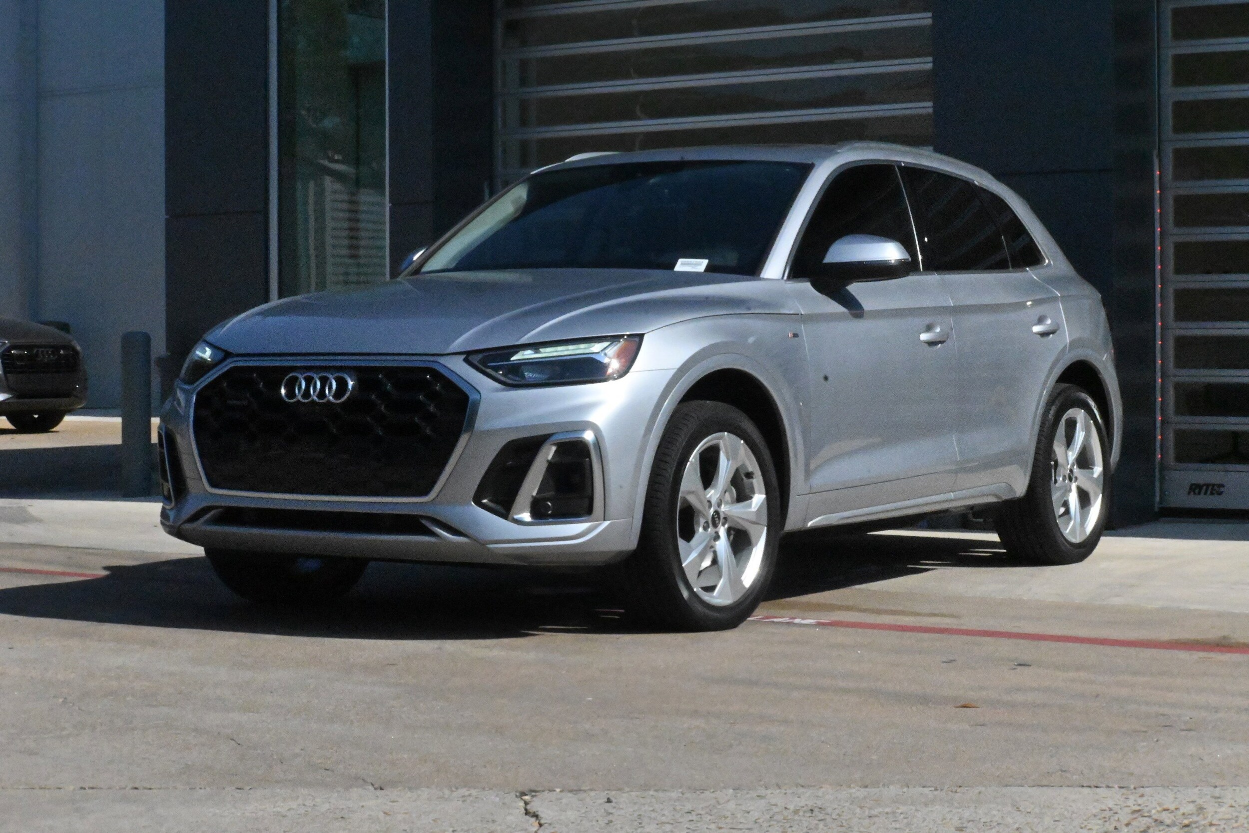 2024 Audi Q5 S line Premium Plus photo 2