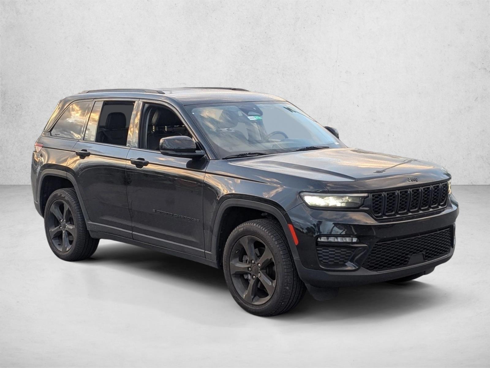 2023 Jeep Grand Cherokee Limited Sport photo 3