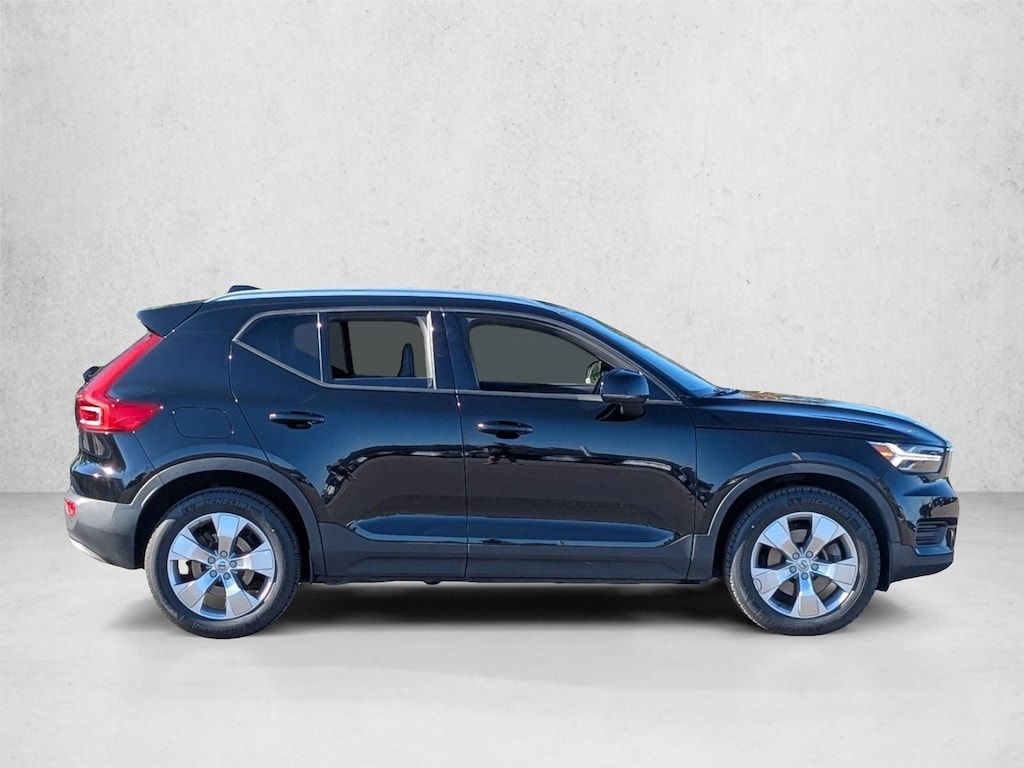Used 2020 Volvo XC40 Momentum Sport Utility
