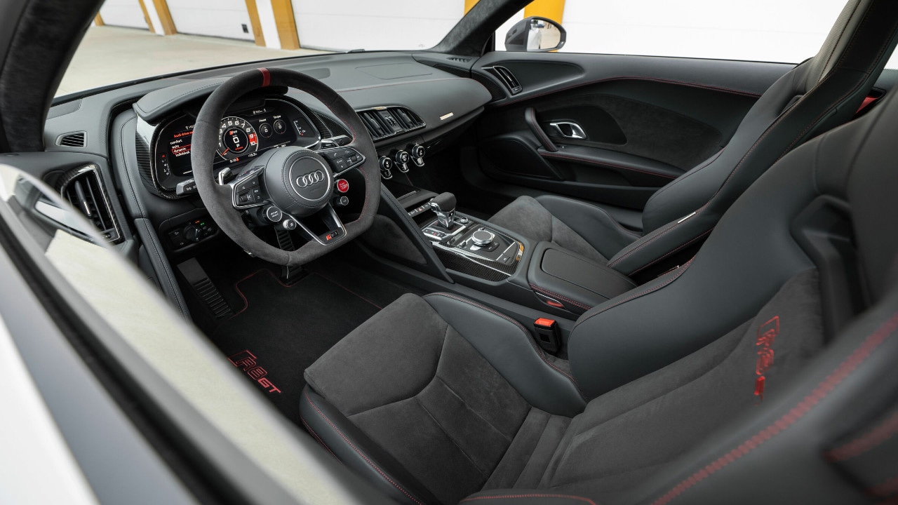 vue de l'habitacle et tableau de bord d'une Audi R8 GT 2023