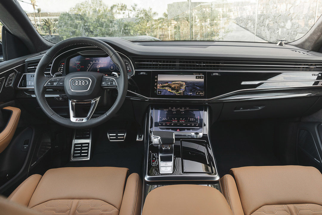 vue du volant, de la planche de bord et de la console central du Audi RS Q8 2022