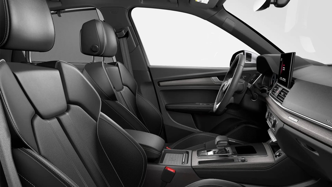 Vue intérieure montrant les sièges sport avant de l'Audi Q5.