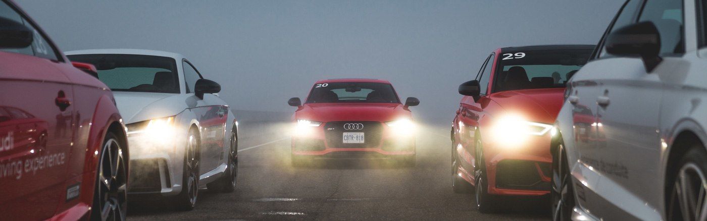 véhicules Audi sportives roulant sur une route