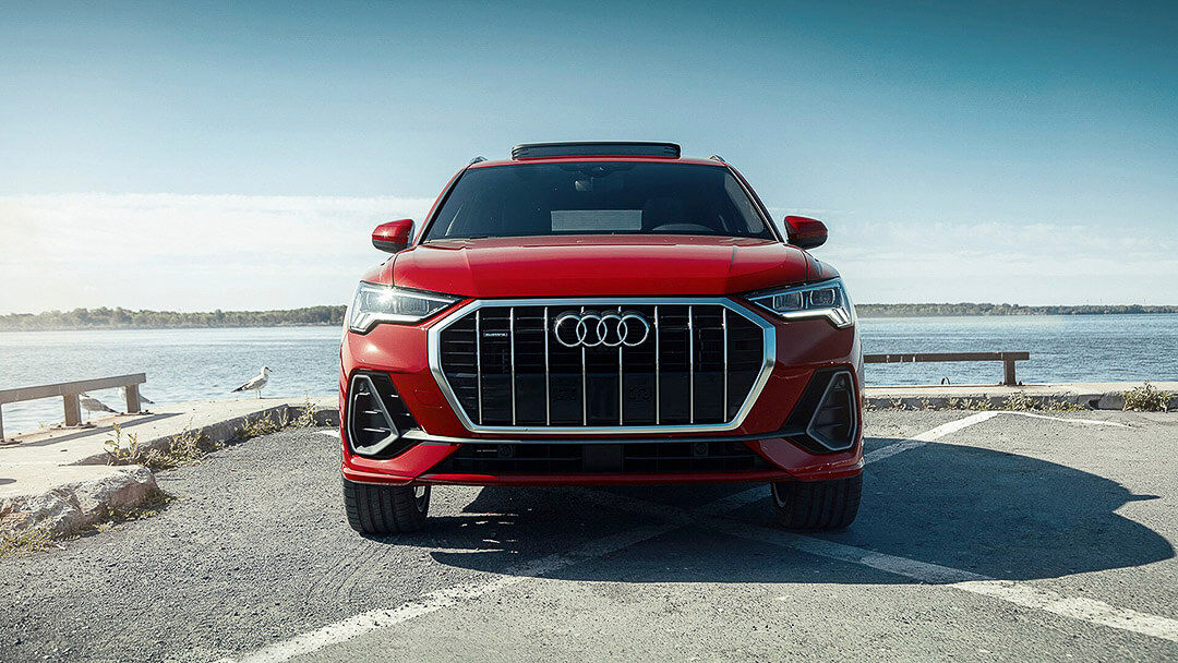 Vue avant d'un Audi Q3 2022 rouge garé sur un quai