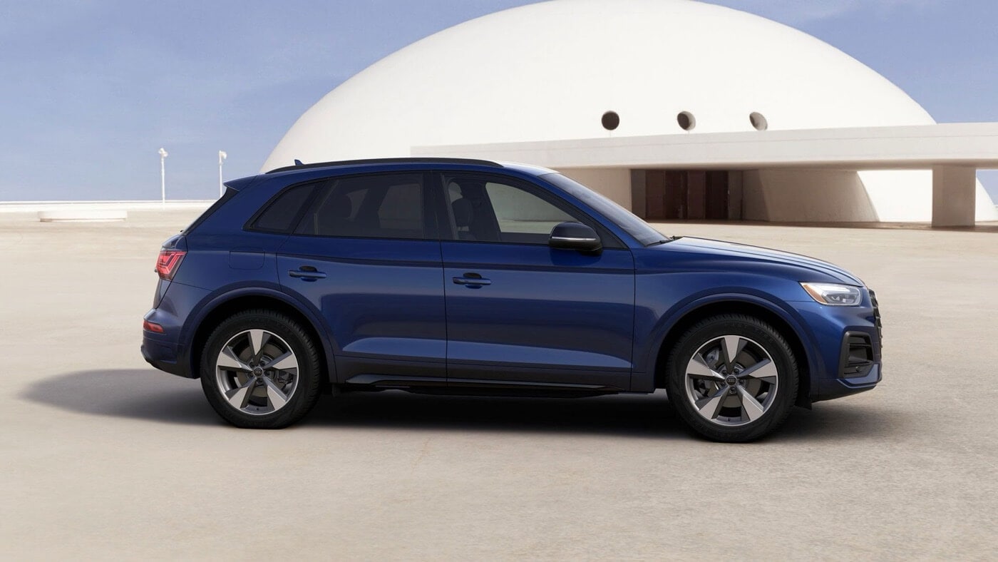 Vue latérale de l'Audi Q5 2024 à l'extérieur.