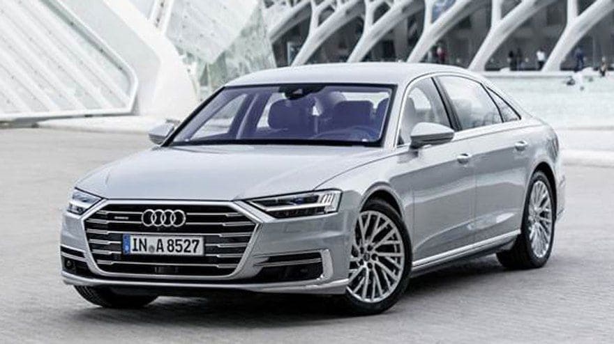 vue 3/4 avant de l'Audi A8 à l'extérieur