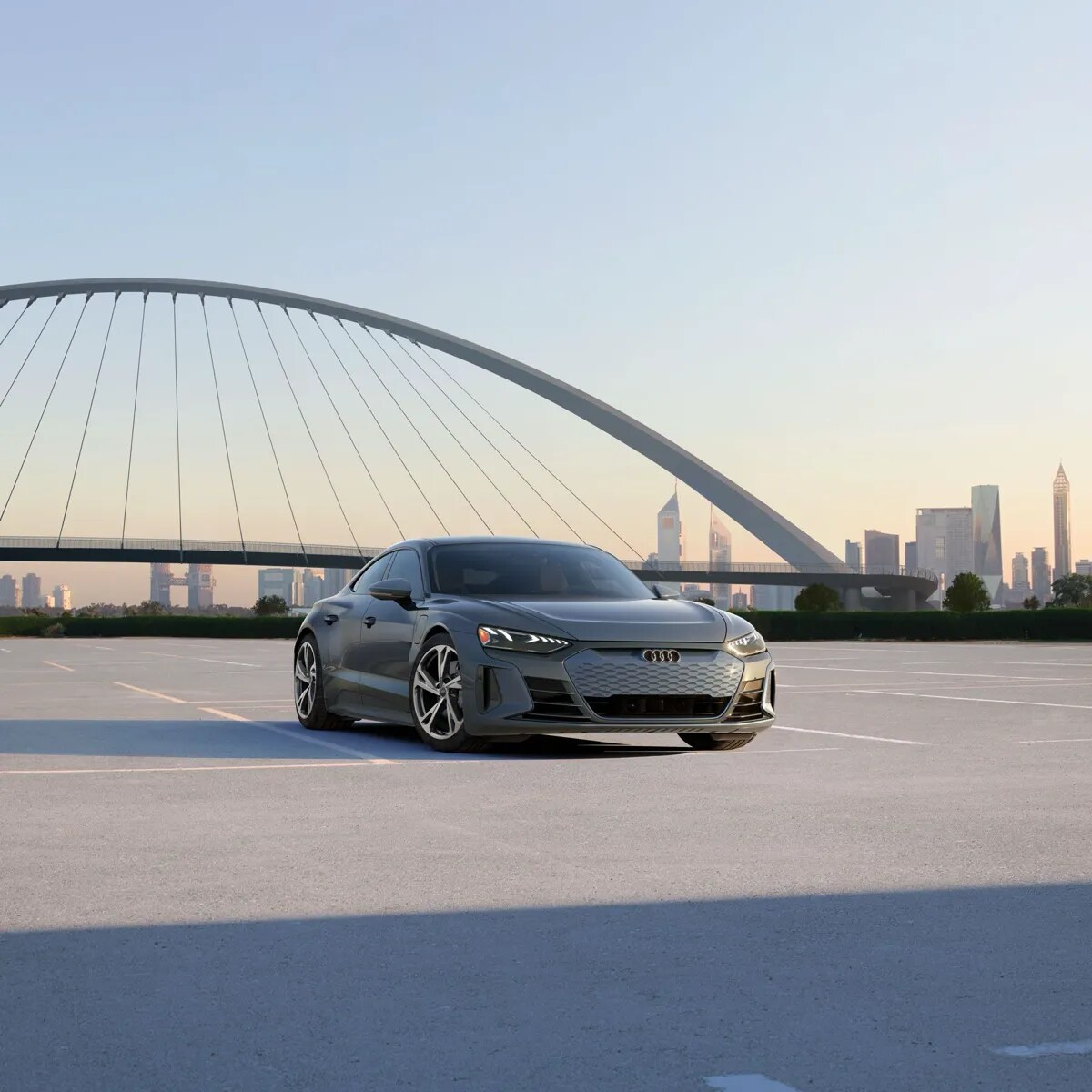 Vue 3/4 avant du Audi e-tron VUS 2023 à l'extérieur.