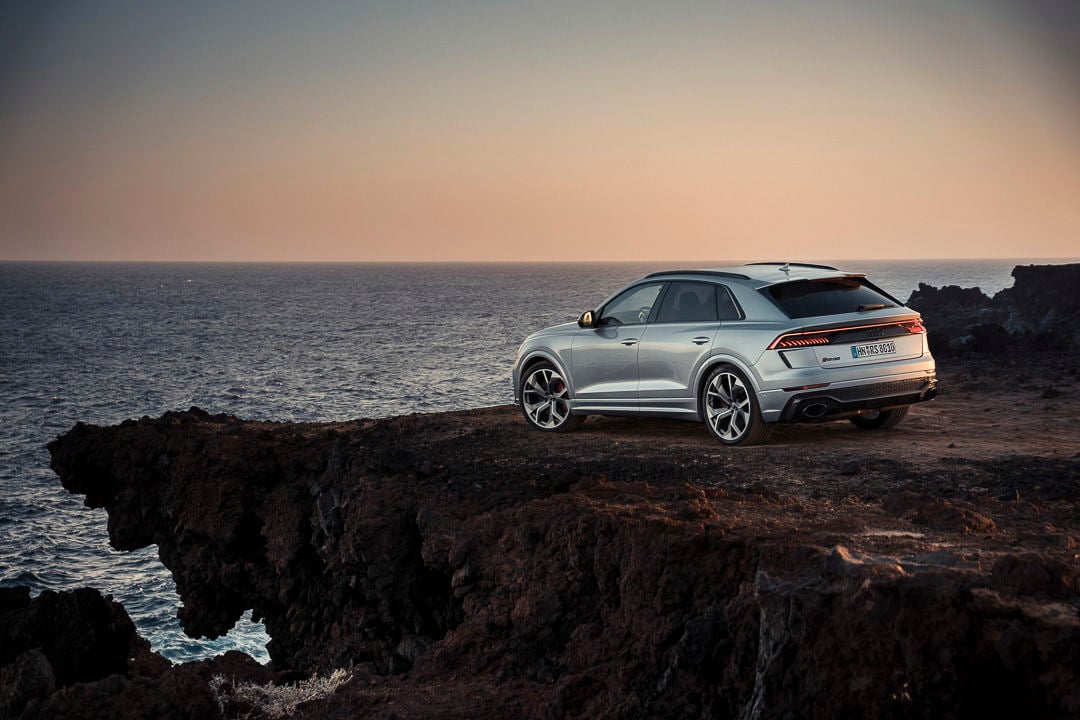 vue latérale arrière du Audi RS Q8 2022