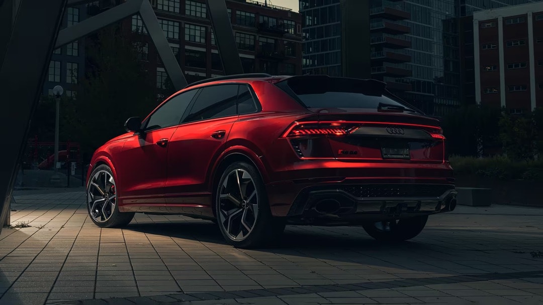 Vue 3/4 arrière de l'Audi RS Q8 2023.