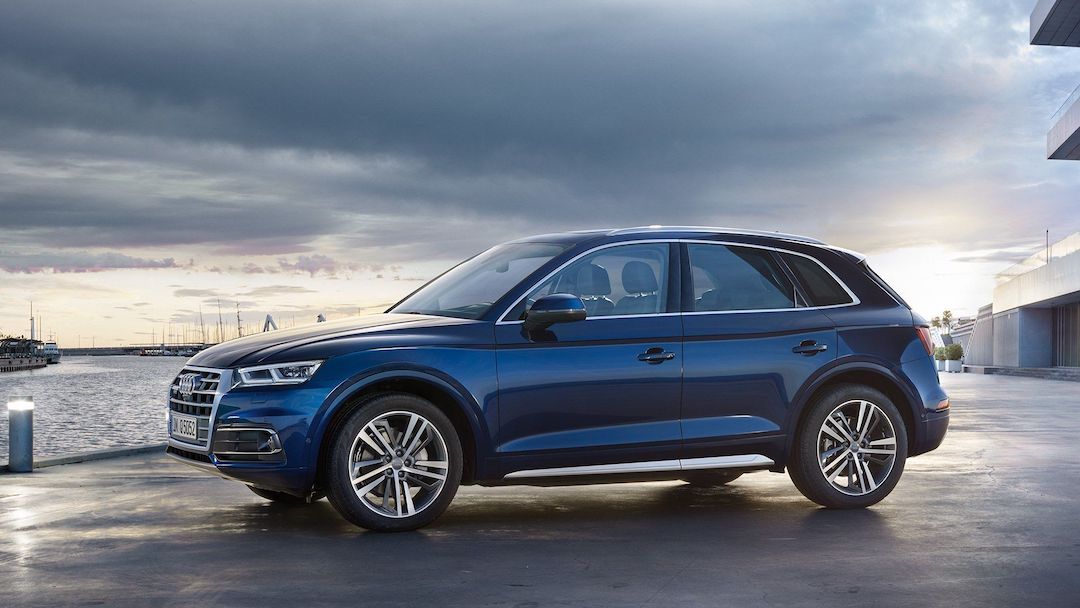 vue latérale du VUS Audi Q5 garé sur un quai