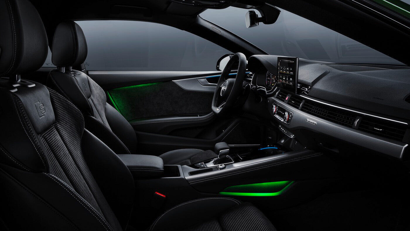 Cockpit avant d'un Audi A5 Coupé avec son tableau de bord entièrement digital