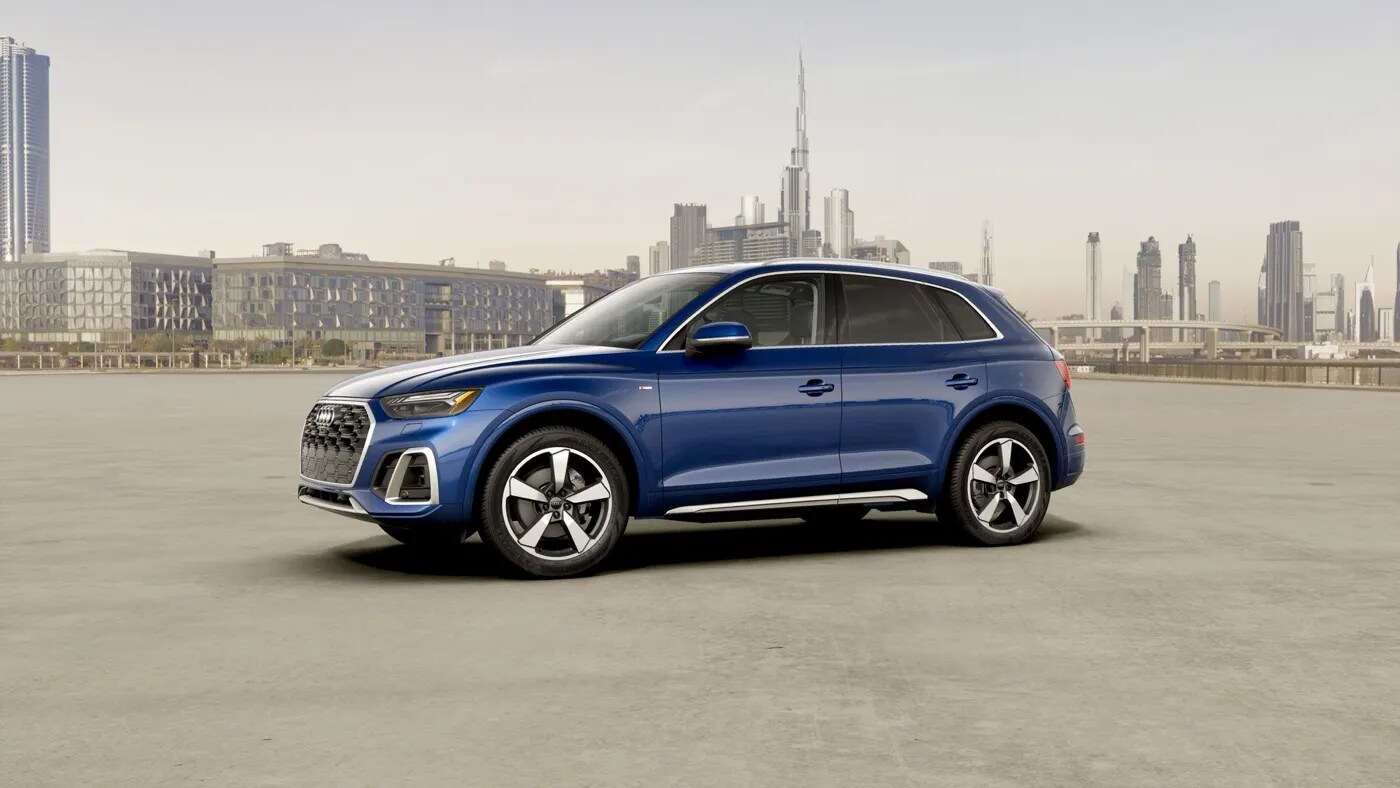 Vue latérale de l'Audi Q5 à l'extérieur.