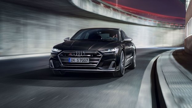 Audi S7 Sportback 2020 noir roulant sur une route