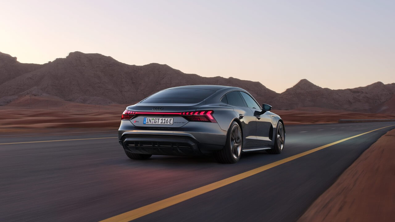 Vue 3/4 arrière de la Audi e-tron GT quattro RS