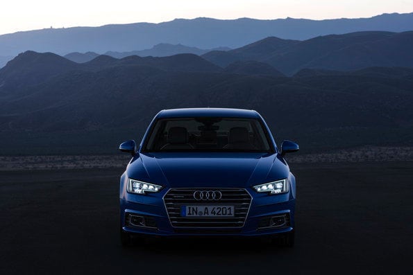 vue avant de la audi a4 2019 avec paysage de montagnes au crépuscule