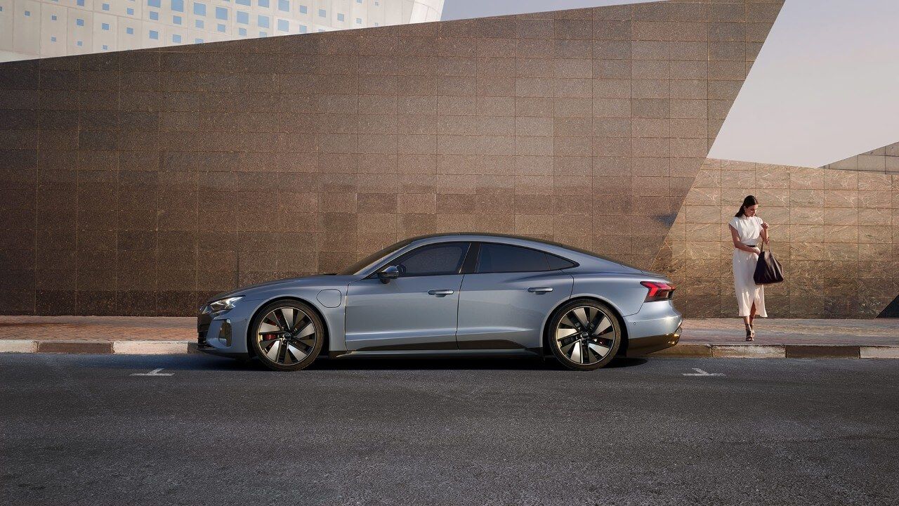 vue latérale du Audi e-tron GT 2022