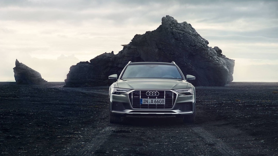 Audi A6 allroad 2020 avec un rocher en arrière-plan