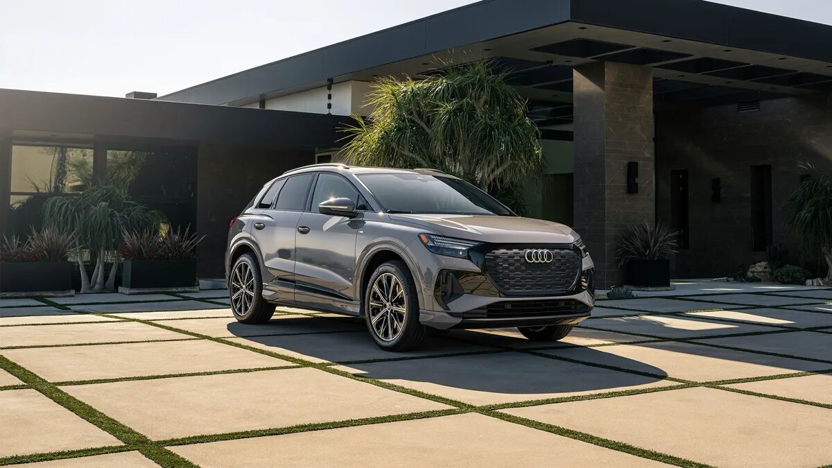 Vue 3/4 avant du Audi électrique Q4 e-tron à l'extérieur.