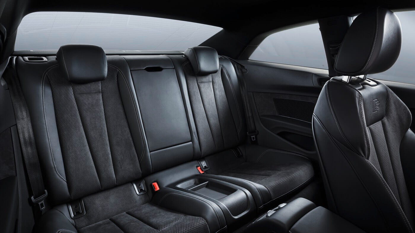 Habitacle arrière de l'Audi A5 coupé.