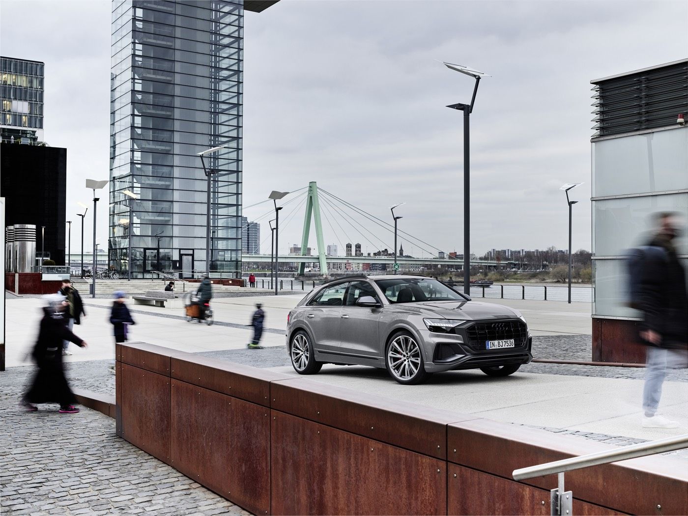 Un VUS Audi Q8 2022 garé sur une plateforme au milieu du monde se promenant