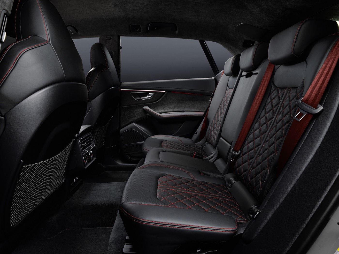 La banquette arrière d'un VUS Audi Q8 incluant ses sièges chauffants