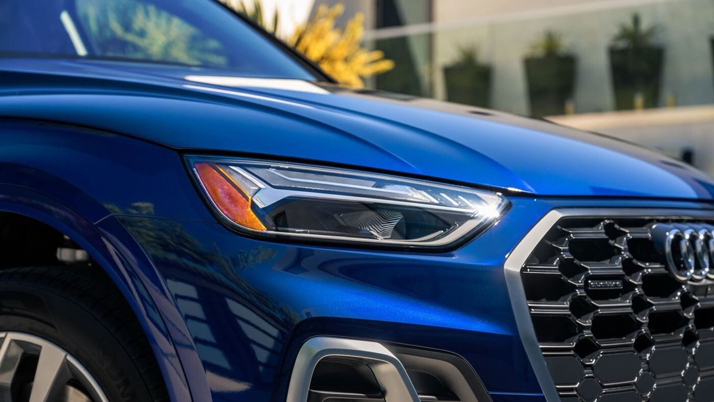 La phare avant gauche de l'Audi Q5 2024.