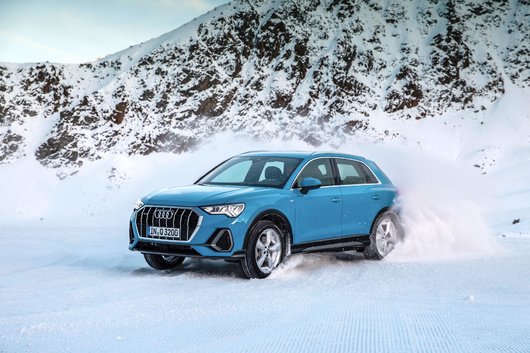 Audi Q3 2019 roulant dans la neige