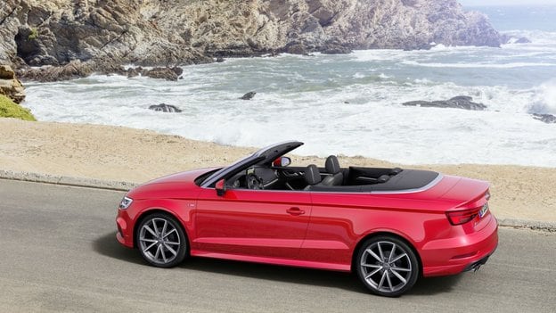 La cabriolet Audi A3 rouge garé au bord d'une plage