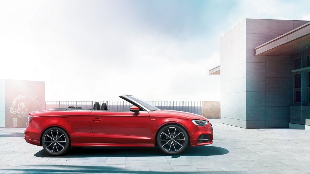 Audi A3 Cabriolet 2020 avec le ciel ensoleillé